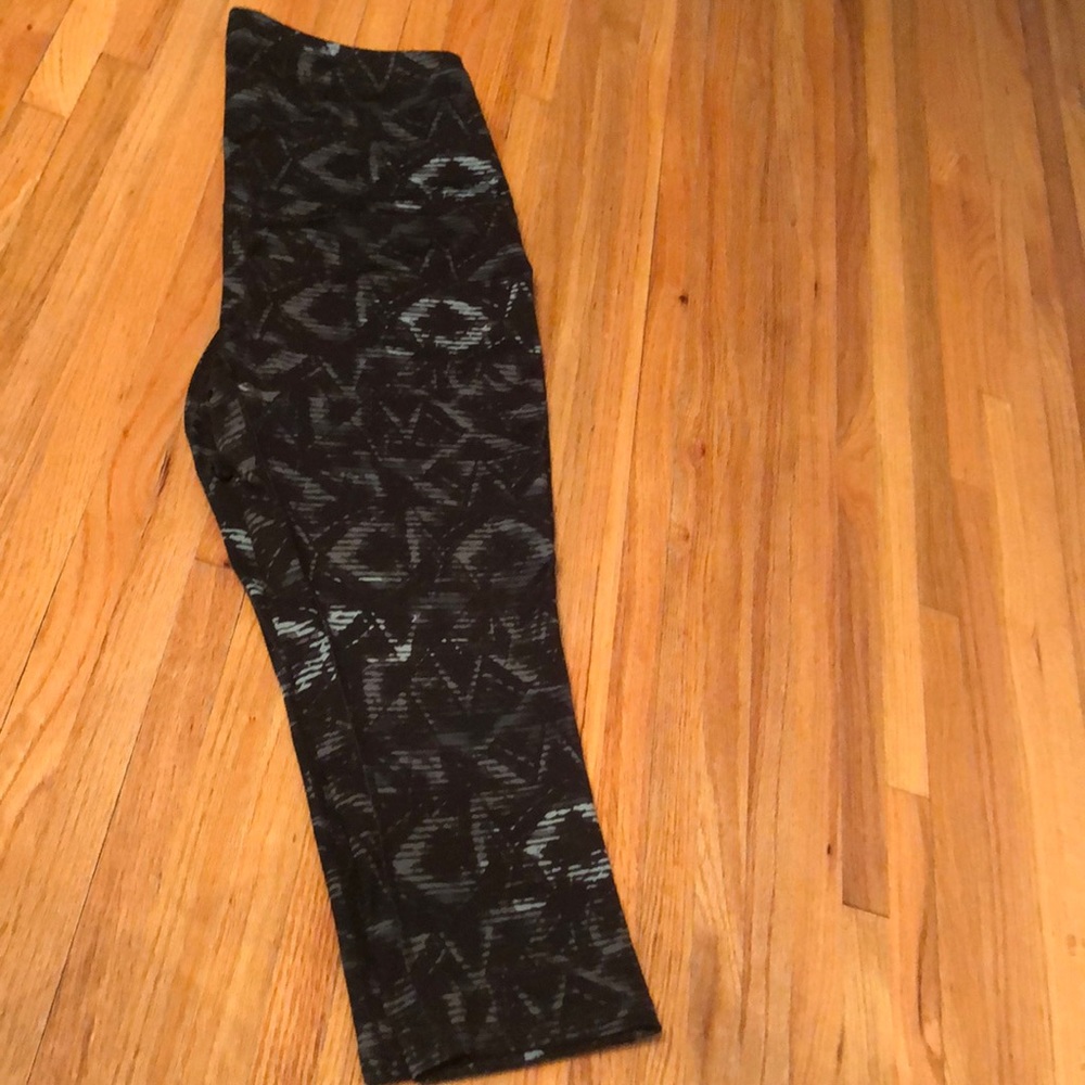 Old Navy Maternity Active Pattern Capris - image 4